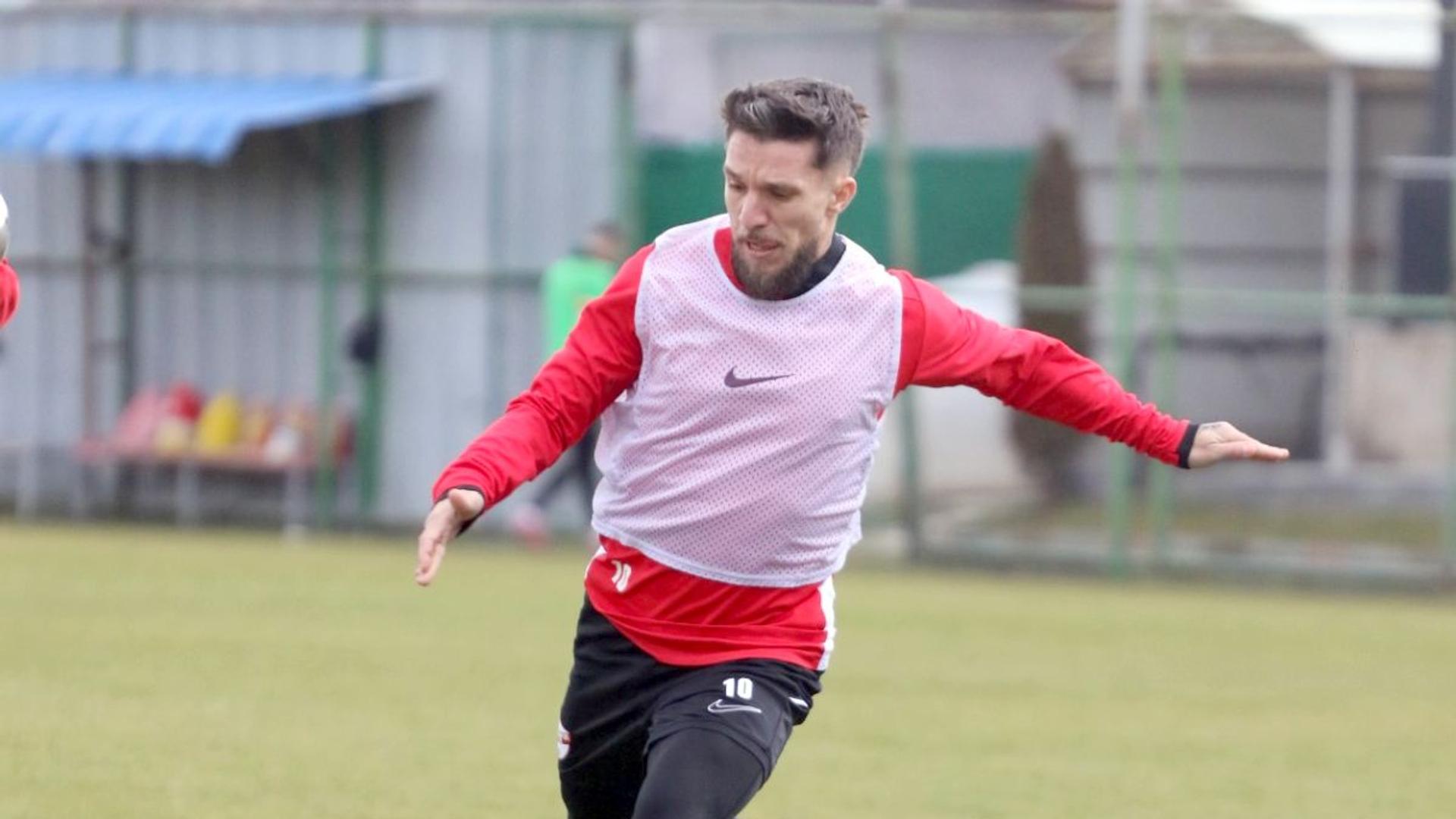 Alex Băluță în tricoul Boluspor, în acțiune pe teren în meciul din liga secundă Turcia, marcând patru goluri la debut. | sursa foto: Gazeta Sporturilor