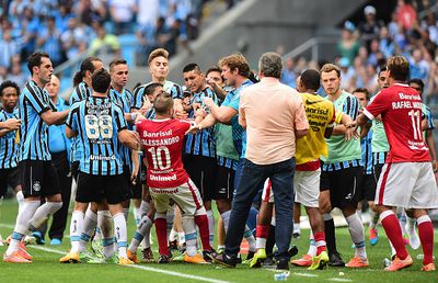 Copa Libertadores: 8 ”roșii” și bătaie generală, cu poliția la marginea terenului, în Gremio - Internacional // VIDEO