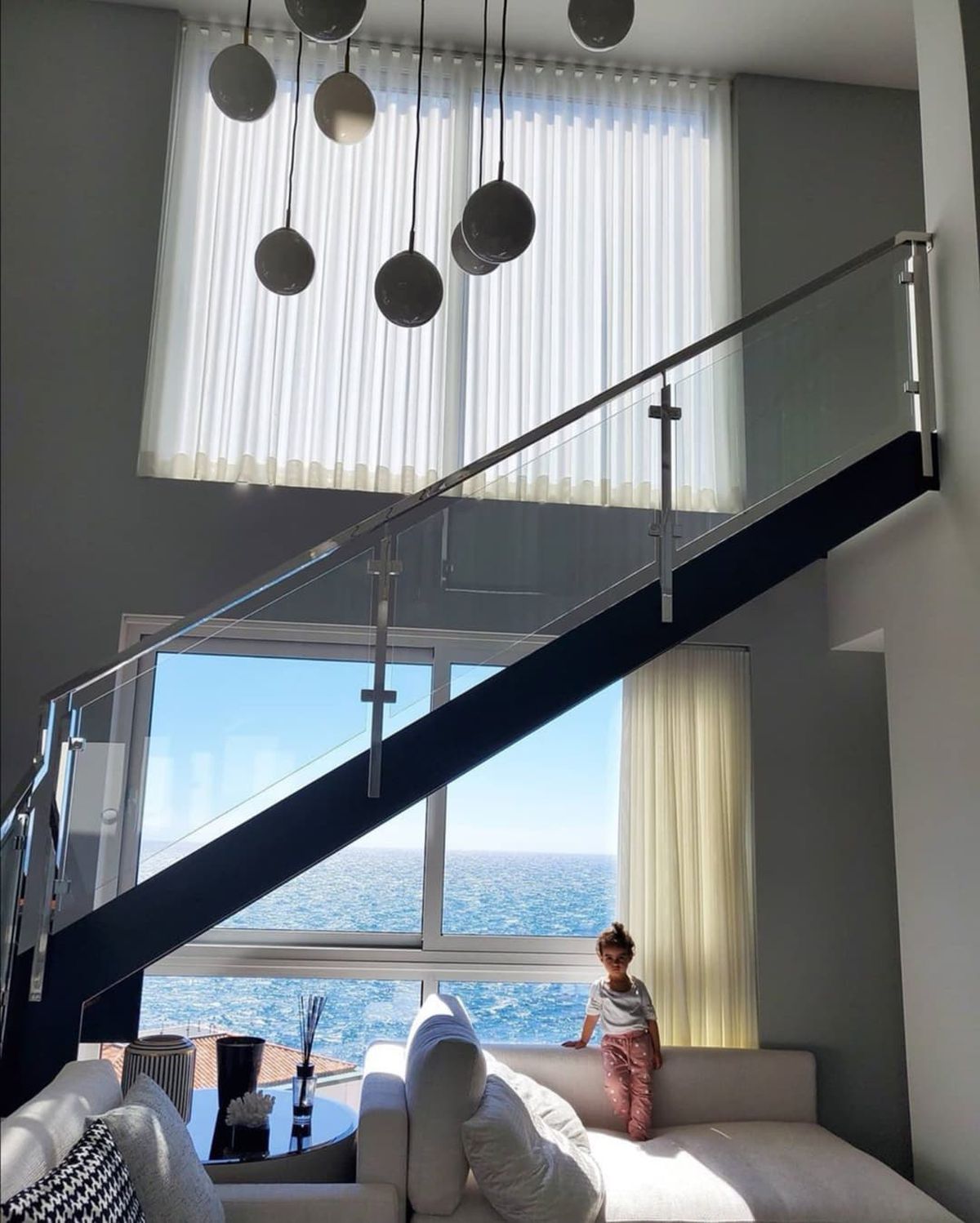 Așa să tot stai în carantină! Cristiano Ronaldo s-a autoizolat alături de iubita sa într-o vilă spectaculoasă