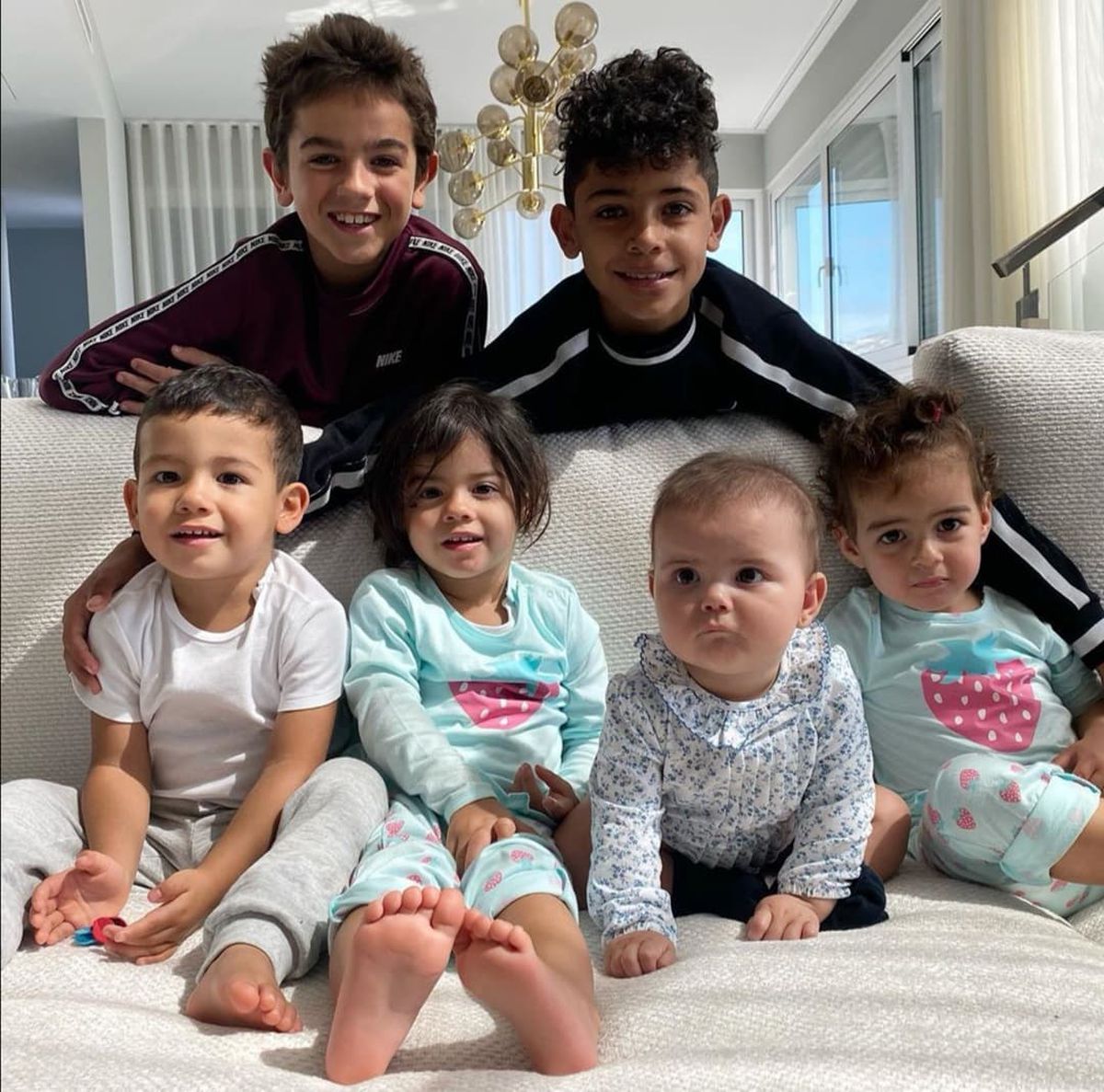 Așa să tot stai în carantină! Cristiano Ronaldo s-a autoizolat alături de iubita sa într-o vilă spectaculoasă