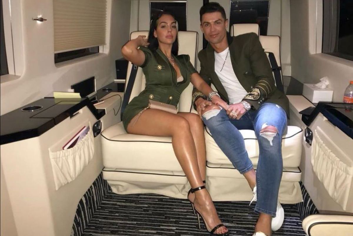 Așa să tot stai în carantină! Cristiano Ronaldo s-a autoizolat alături de iubita sa într-o vilă spectaculoasă