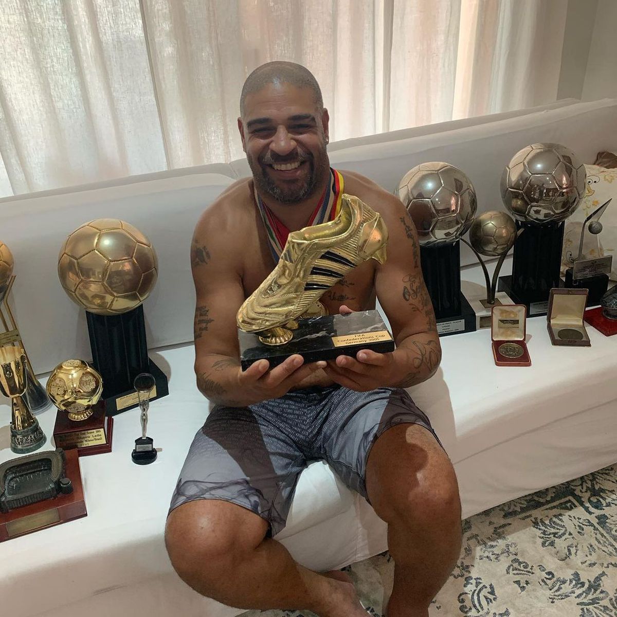 FOTO Unde a ajuns Adriano să locuiască » Fostul atacant al lui Inter și-a vândut casa din Brazilia