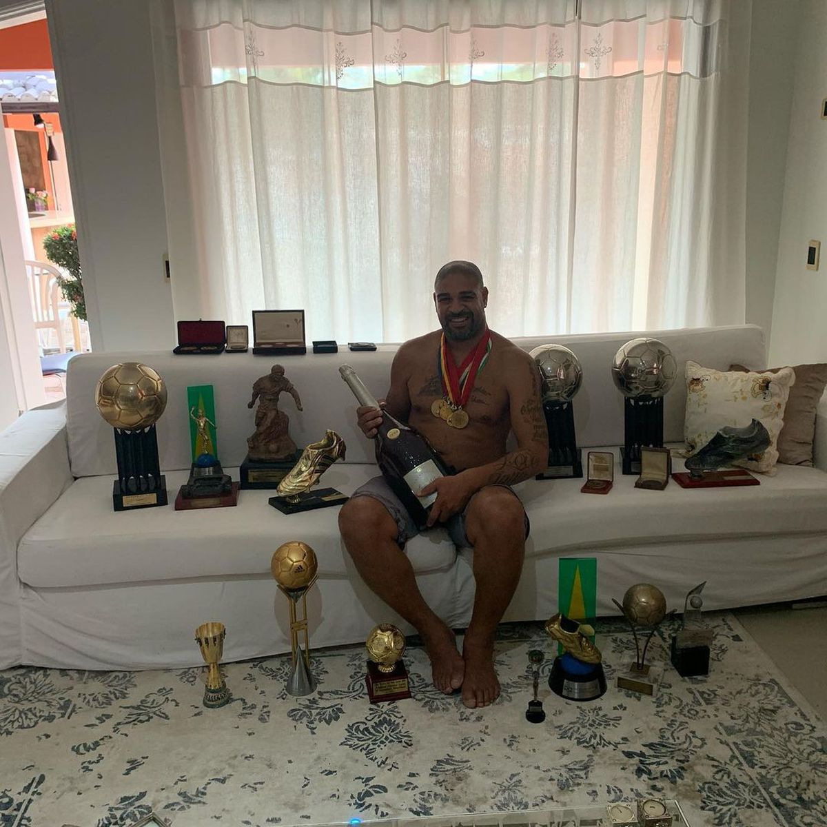 FOTO Unde a ajuns Adriano să locuiască » Fostul atacant al lui Inter și-a vândut casa din Brazilia