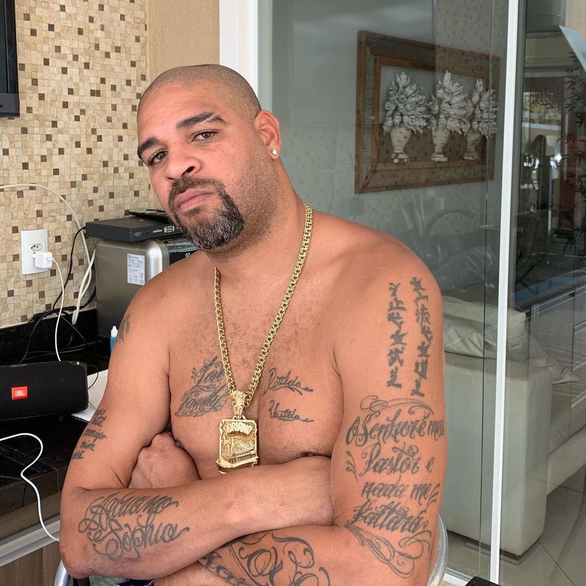 FOTO Unde a ajuns Adriano să locuiască » Fostul atacant al lui Inter și-a vândut casa din Brazilia