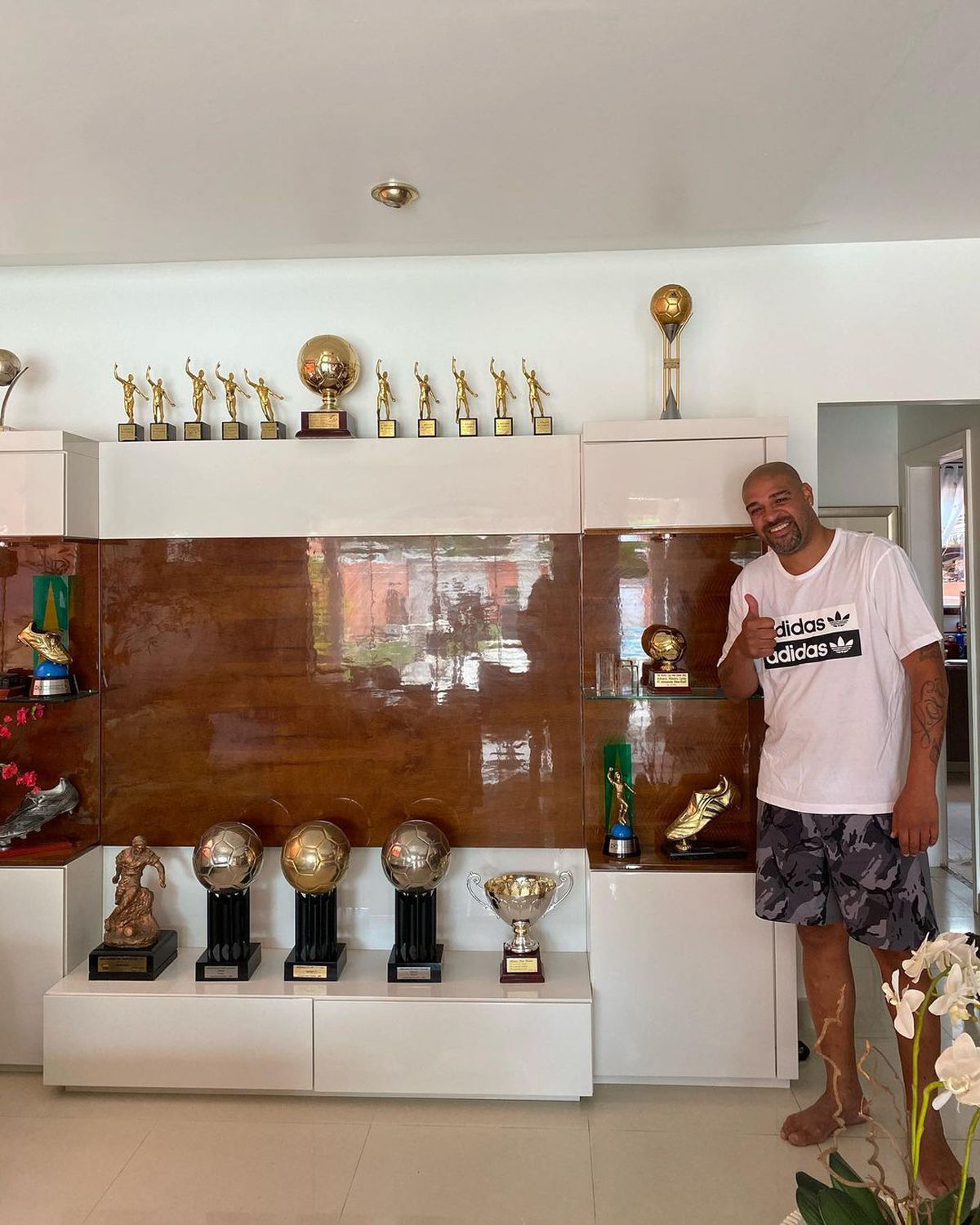 FOTO Unde a ajuns Adriano să locuiască » Fostul atacant al lui Inter și-a vândut casa din Brazilia