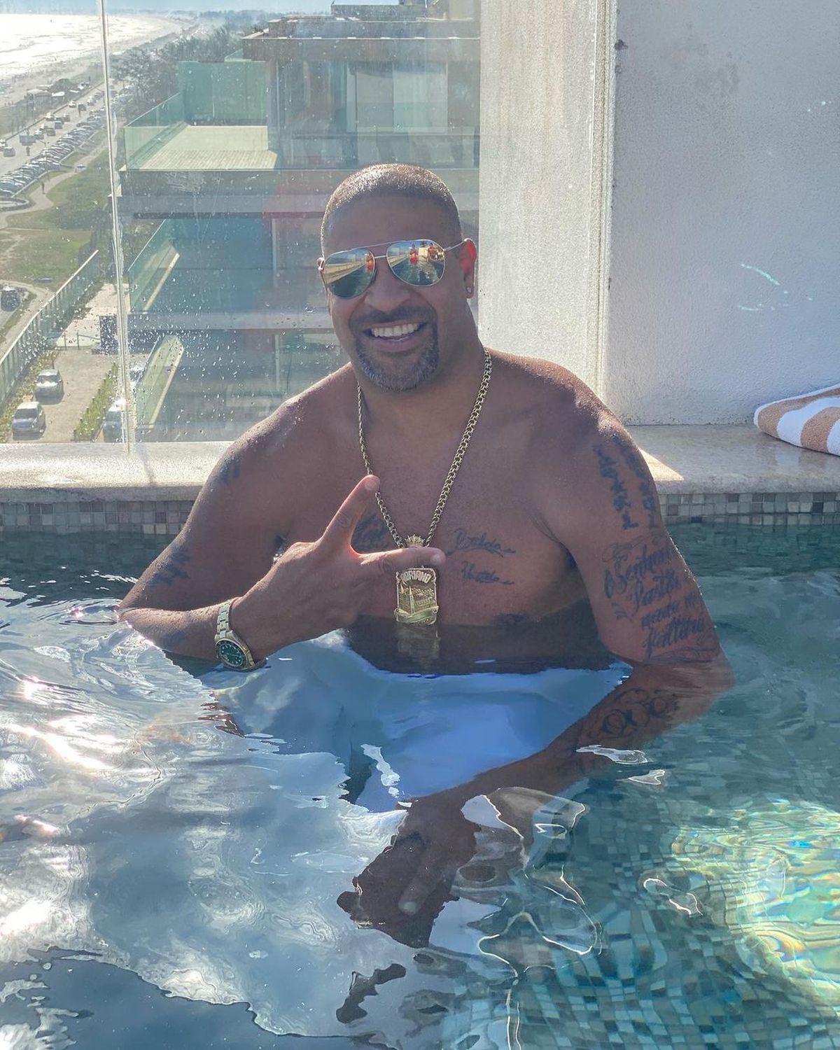 FOTO Unde a ajuns Adriano să locuiască » Fostul atacant al lui Inter și-a vândut casa din Brazilia