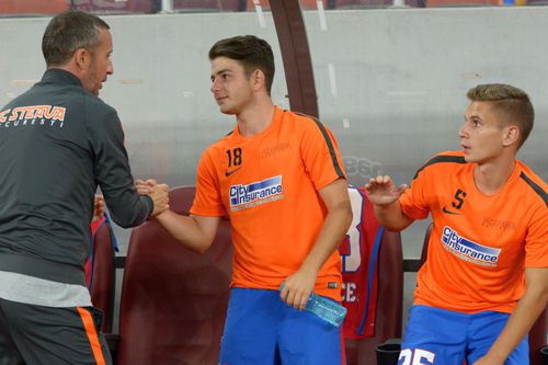 Mihai Stoica îl încurajează pe Vlad Mihalcea, într-un meci din 2016 / Sursă foto: Arhivă GSP