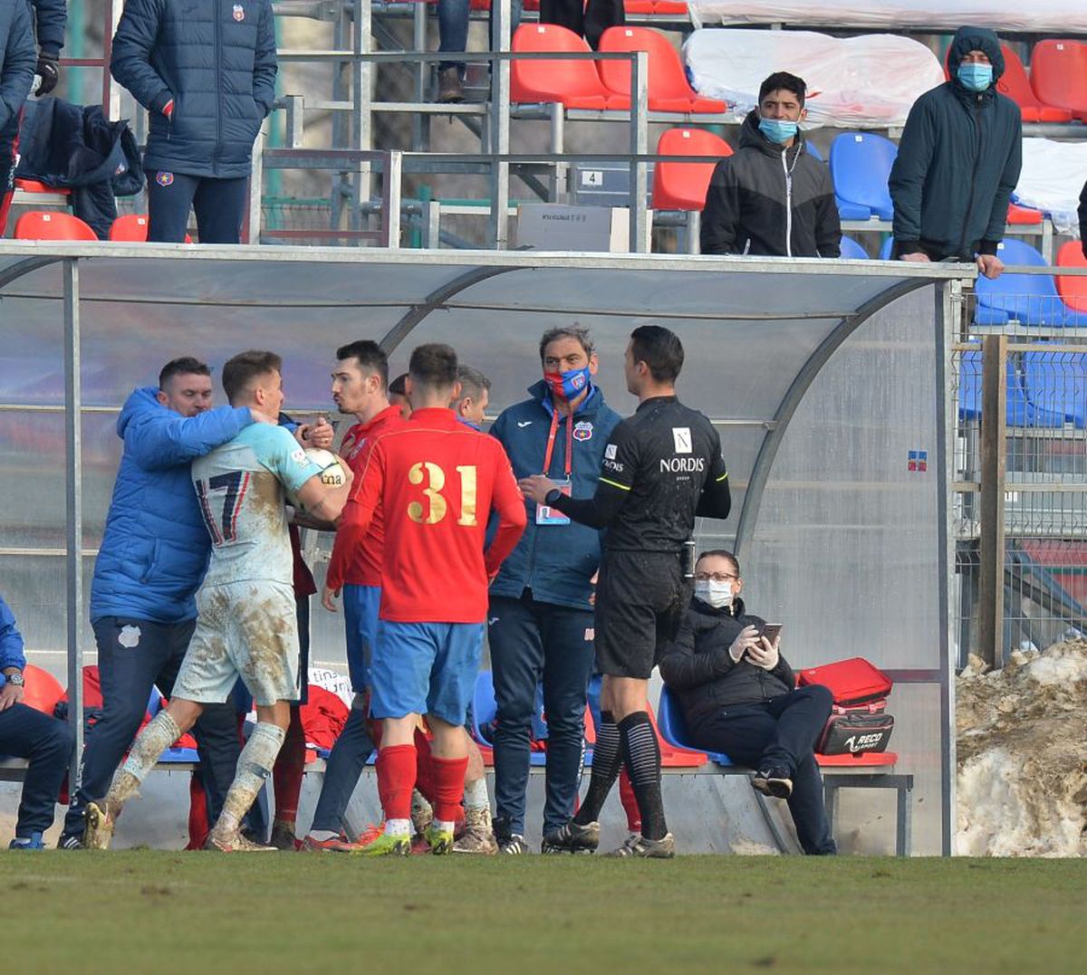 VIDEO Gafe URIAȘE de arbitraj în CSA Steaua - FCSB 2 » Gol anulat pentru un fault pe care nu l-a văzut nimeni și penalty nedat