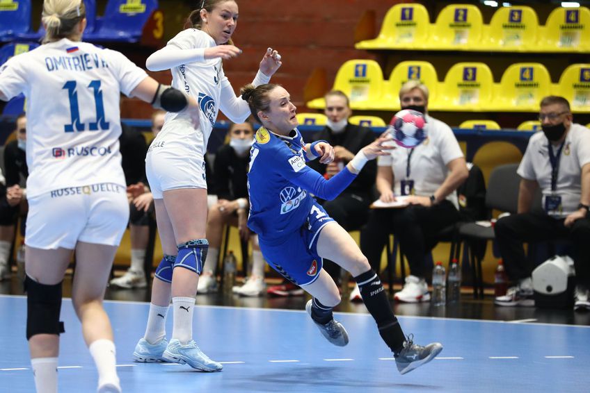 CSM București s-a calificat în sferturile de finală ale Ligii Campionilor la handbal feminin, în ciuda înfrângerii din returul cu SCM Rm. Vâlcea, scor 21-27 (33-24 în tur). Adversara din turul următor este ȚSKA Moscova.