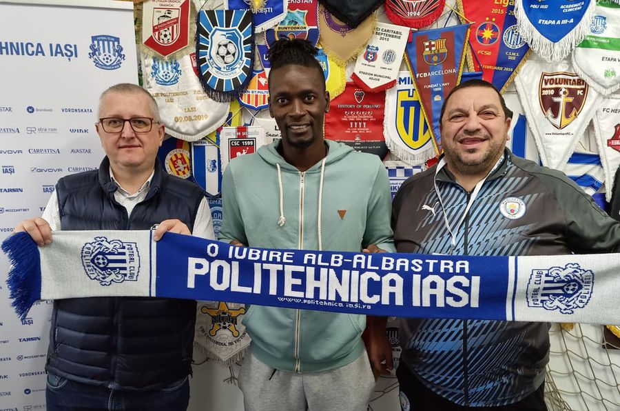În dreapta, vicepreședintele clubului ieșean, Dan Cojocaru, îmbrăcat într-un trening cu sigla lui Manchester City // foto: Facebook @ FC Politehnica Iasi Gafe colosale în Liga 2! » Fotbaliștii lui Poli Iași au vrut să afișeze un mesaj împotriva războiului, dar s-au făcut de râs: „Oale crude”