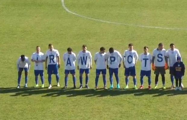 Gafe colosale în Liga 2! » Fotbaliștii lui Poli Iași au vrut să afișeze un mesaj împotriva războiului, dar s-au făcut de râs: „Oale crude”