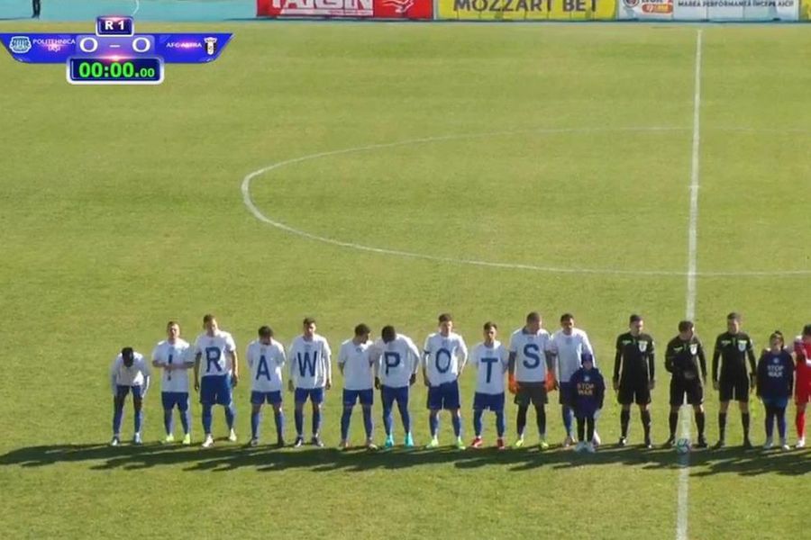 În loc de „Stop war”, jucătorii lui Poli Iași au afișat mesajul „Raw pots” Gafe colosale în Liga 2! » Fotbaliștii lui Poli Iași au vrut să afișeze un mesaj împotriva războiului, dar s-au făcut de râs: „Oale crude”