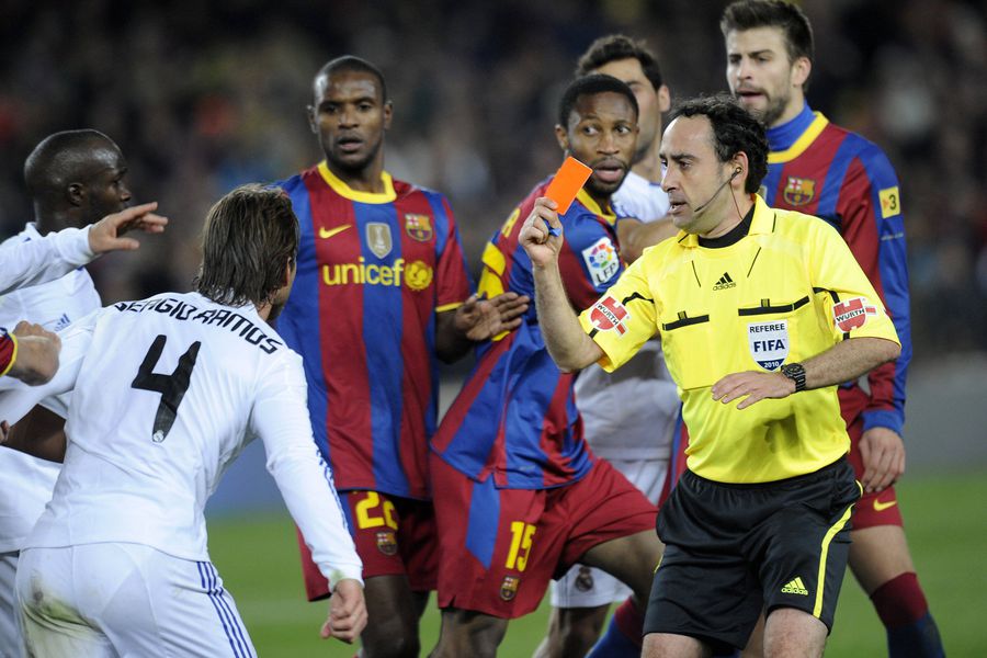 Arbitrul Eduardo Iturralde Gonzalez a condus la centru derby-ul FC Barcelona - Real Madrid, pe data 29.11.2010. Foto: Imago Images Scandalul uriaș din Spania o atinge și pe Real Madrid » Un fost arbitru important îl acuză pe Florentino Perez: „M-a băgat singur într-o cameră”