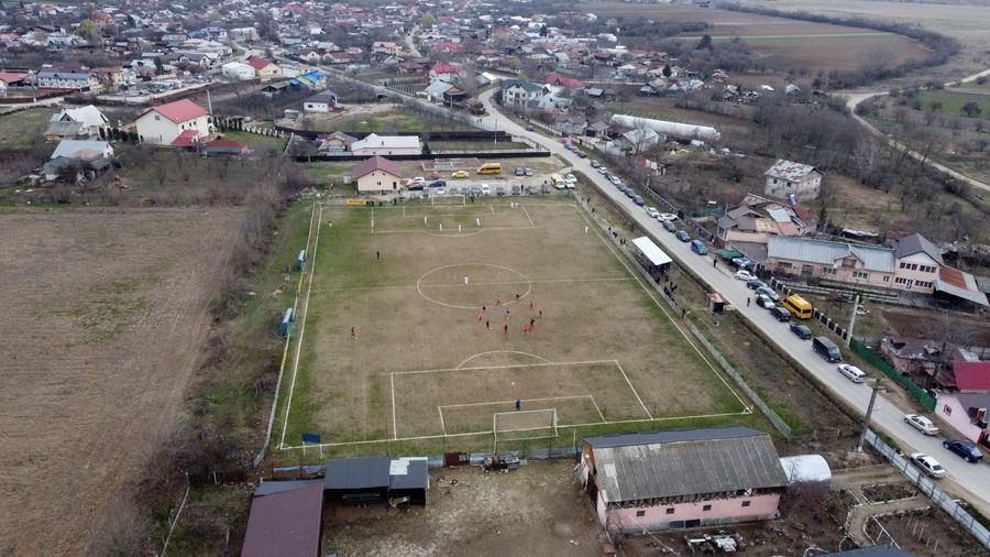 Imagine de sus cu terenul pe care joacă Știința Finta Familia lui Valentin Mihăilă are o echipă în liga a cincea din Dâmbovița » Buffon cu muștar și grataragiul Nelu: „De aici nu pleacă nimeni nepăcălit!”