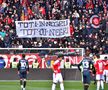 Banner-ul cu aluzie rasistă trecut cu vederea la Dinamo - Poli Timișoara: „Toți în negru...” » „Câinii” au comis și o eroare gramaticală