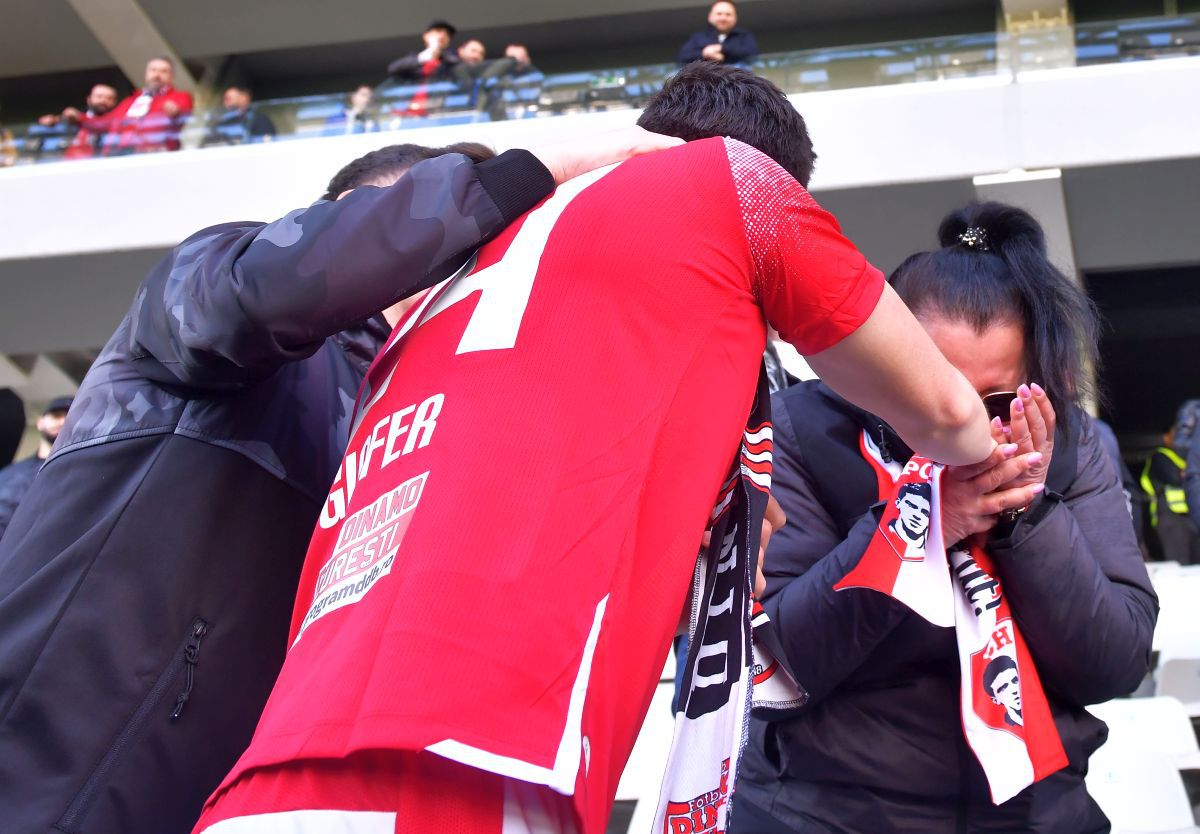 Îmbrățișarea lui Deniz Giafer cu mama lui, cel mai emoționant moment de la calificarea lui Dinamo în play-off