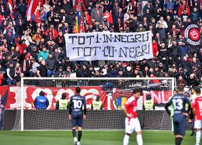 Banner-ul cu aluzie rasistă trecut cu vederea la Dinamo - Poli Timișoara: „Toți în negru...” » „Câinii” au comis și o eroare gramaticală