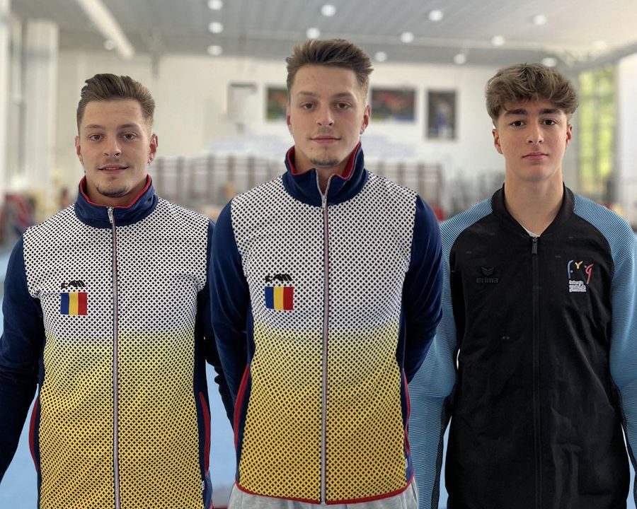 Fraţii Robert şi Gabriel Burtănete şi Nicholas Ţarcă. Foto: Facebook @frgimnastica Gabriel Burtănete, pe ultimul loc în finala de la sărituri la CM de la Baku