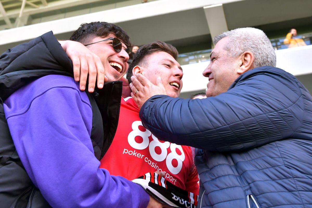 Îmbrățișarea lui Deniz Giafer cu mama lui, cel mai emoționant moment de la calificarea lui Dinamo în play-off