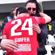 Îmbrățișarea lui Deniz Giafer cu mama lui / FOTO: Cristi Preda (GSP)