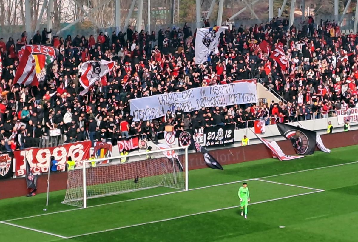 Banner-ul cu aluzie rasistă trecut cu vederea la Dinamo - Poli Timișoara: „Toți în negru...” » „Câinii” au comis și o eroare gramaticală