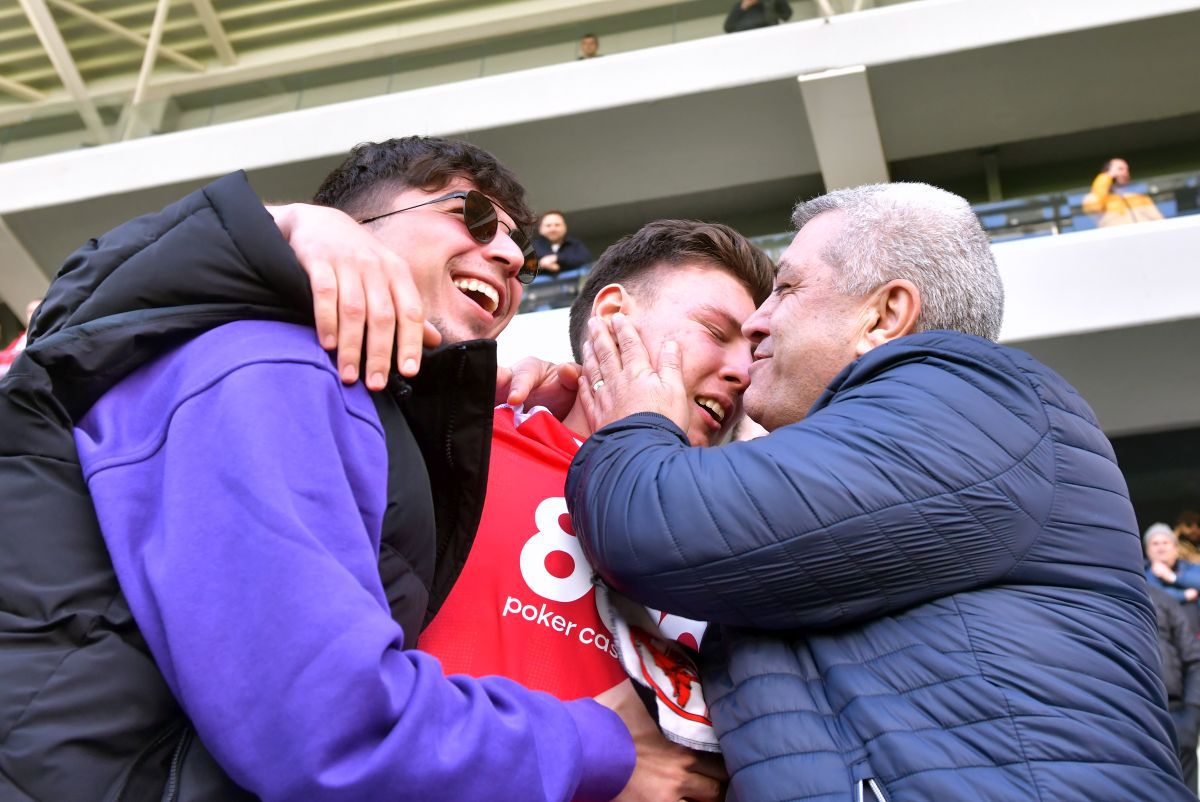 Îmbrățișarea lui Deniz Giafer cu mama lui, cel mai emoționant moment de la calificarea lui Dinamo în play-off