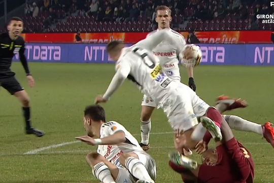 CFR Cluj - U Cluj » După prima repriză, campioana își conducea rivala din oraș cu 3-0. În primele 45 de minute, gazdele au beneficiat de două lovituri de pedeapsă, ambele transformate.