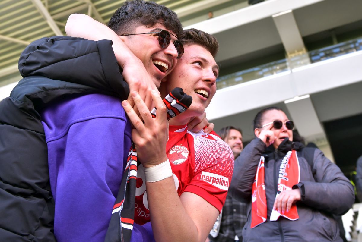 Îmbrățișarea lui Deniz Giafer cu mama lui, cel mai emoționant moment de la calificarea lui Dinamo în play-off