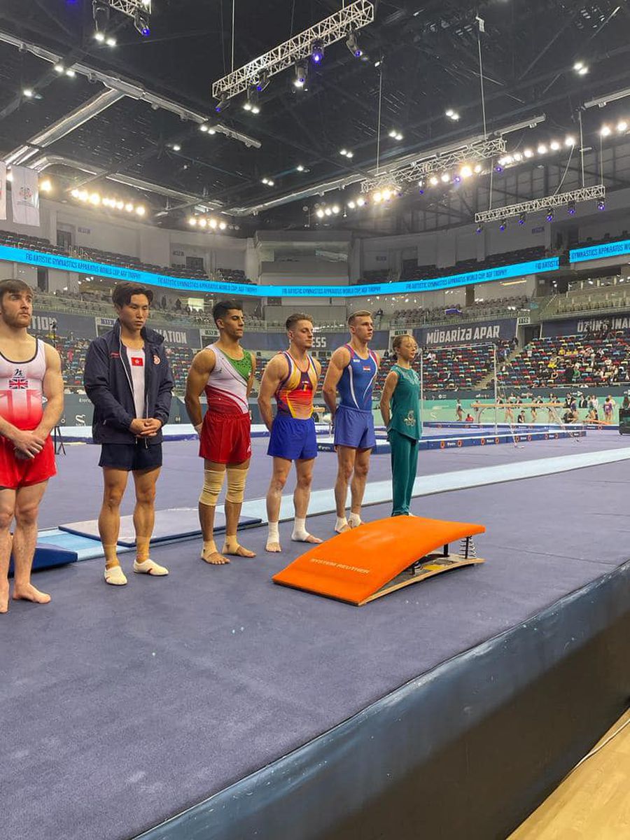 Gabriel Burtănete (centru). Foto: Facebook @frgimnastica Gabriel Burtănete, pe ultimul loc în finala de la sărituri la CM de la Baku