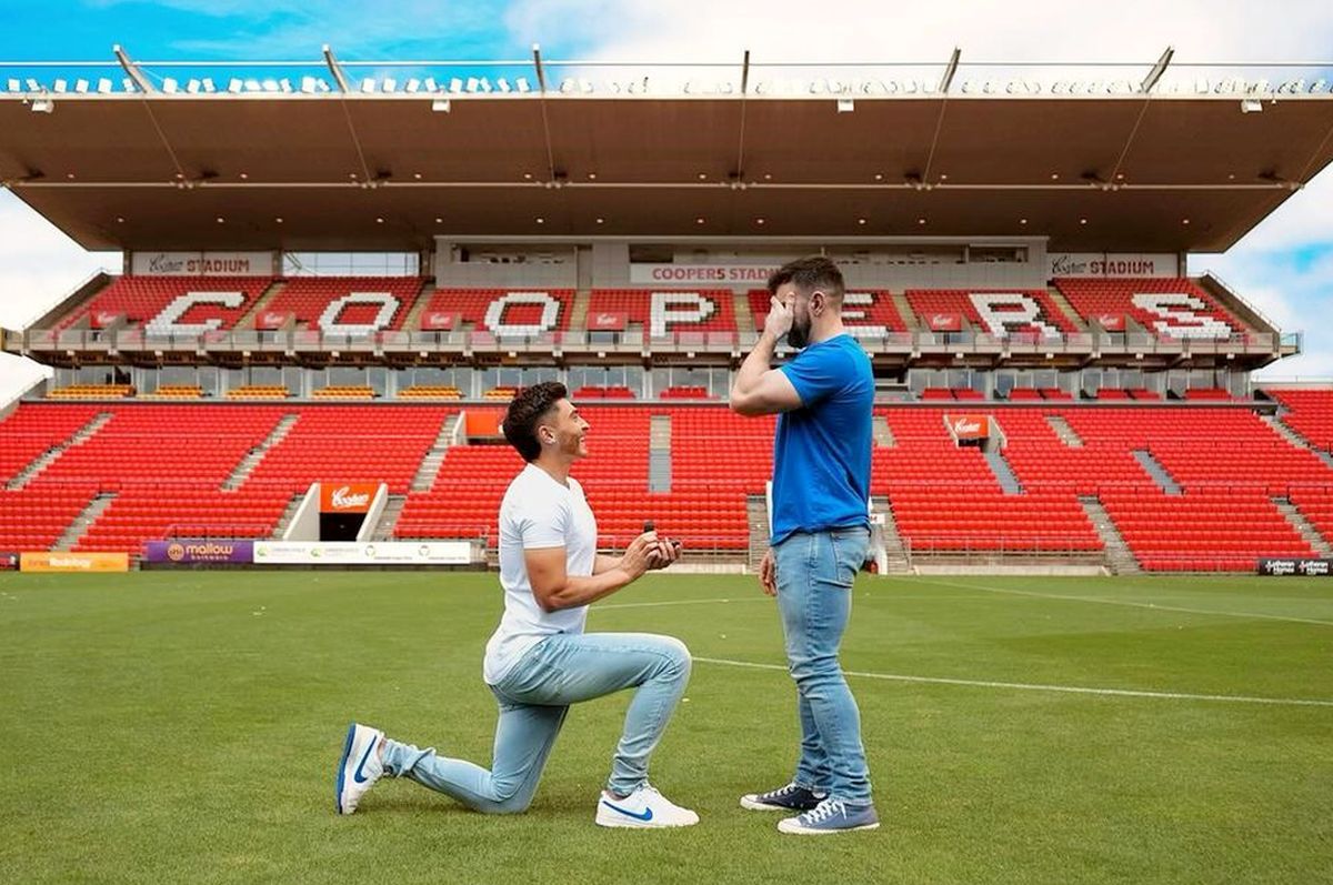 Primul fotbalist activ care a dezvăluit că este homosexual și-a cerut iubitul în căsătorie