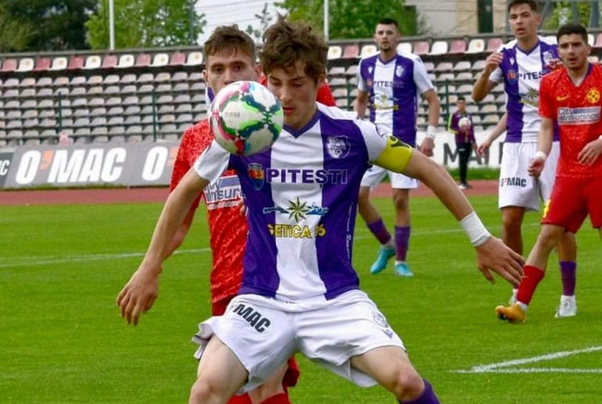 Pentru că nu semnează prelungirea, fosta campioană a României îi cere atacantului cu bursă socială mai mulți bani decât i-a dat!