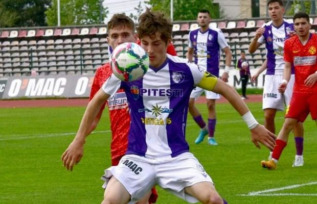 Pentru că nu semnează prelungirea, fosta campioană a României îi cere atacantului cu bursă socială mai mulți bani decât i-a dat!