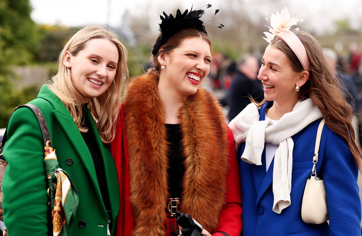 Mesajul secret afișat de Regină pe ținuta ei » Cum a apărut la evenimentul sportiv al momentului din Marea Britanie