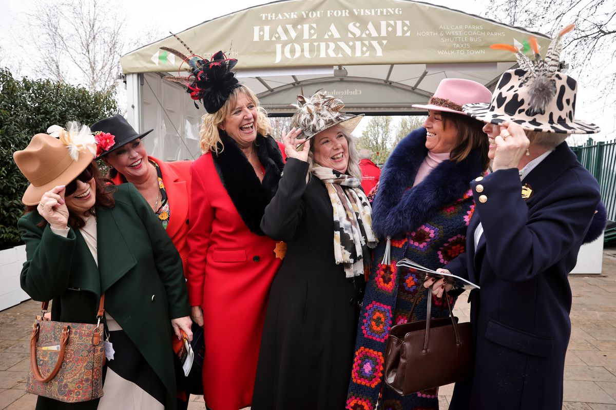 Mesajul secret afișat de Regină pe ținuta ei » Cum a apărut la evenimentul sportiv al momentului din Marea Britanie