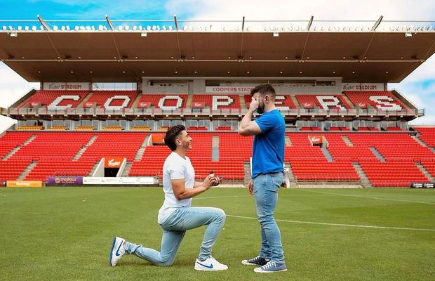 Primul fotbalist activ care a dezvăluit că este homosexual și-a cerut iubitul în căsătorie: „Mi s-a părut firesc să o fac pe stadion”