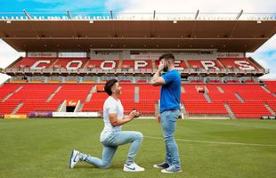 Primul fotbalist activ care a dezvăluit că este homosexual și-a cerut iubitul în căsătorie: „Mi s-a părut firesc să o fac pe stadion”