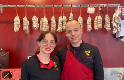 „E o libertate aparte aici, dar suntem cu gândul și la România” » La doi pași de Lyon, doi români și-au deschis afacerea care i-a dat gata pe francezi: „În perioadele bune, vindem și 100 kg. pe săptămână”