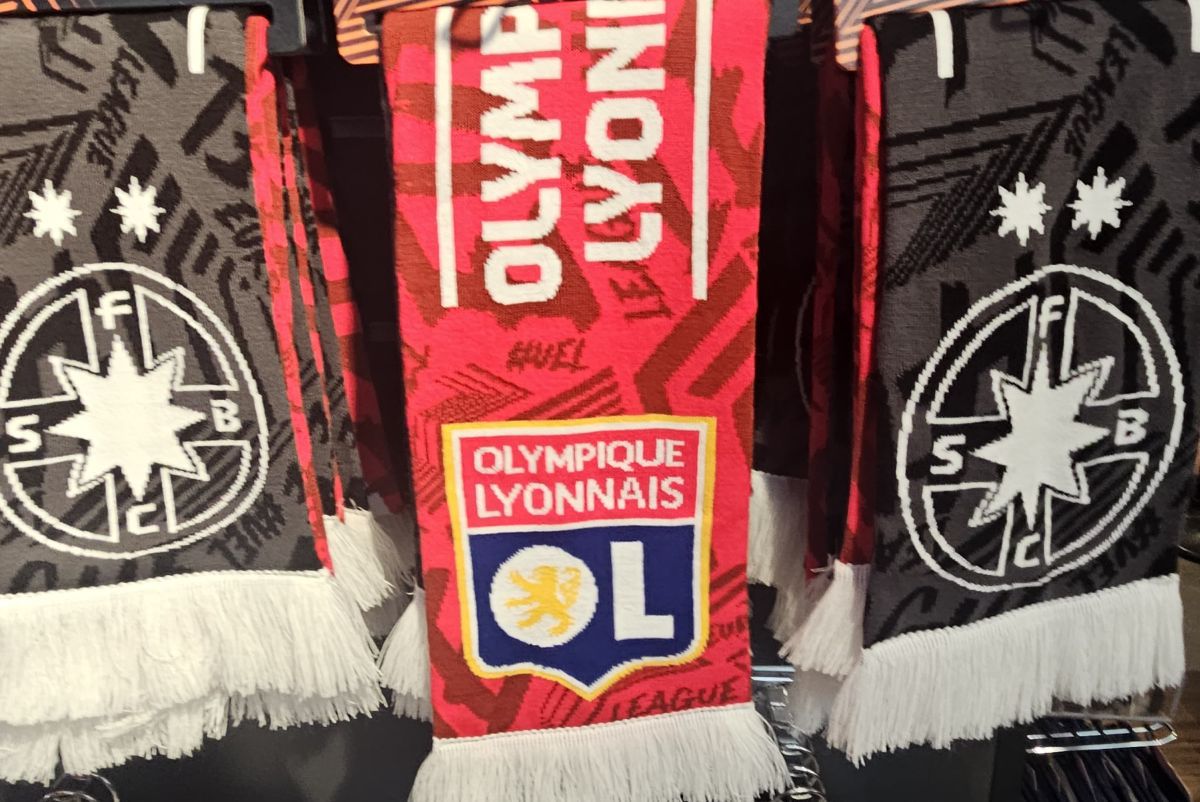 Ce n-au românii » 15 minute în magazinul oficial al lui Lyon pentru o concluzie: Vestul e încă departe de noi!