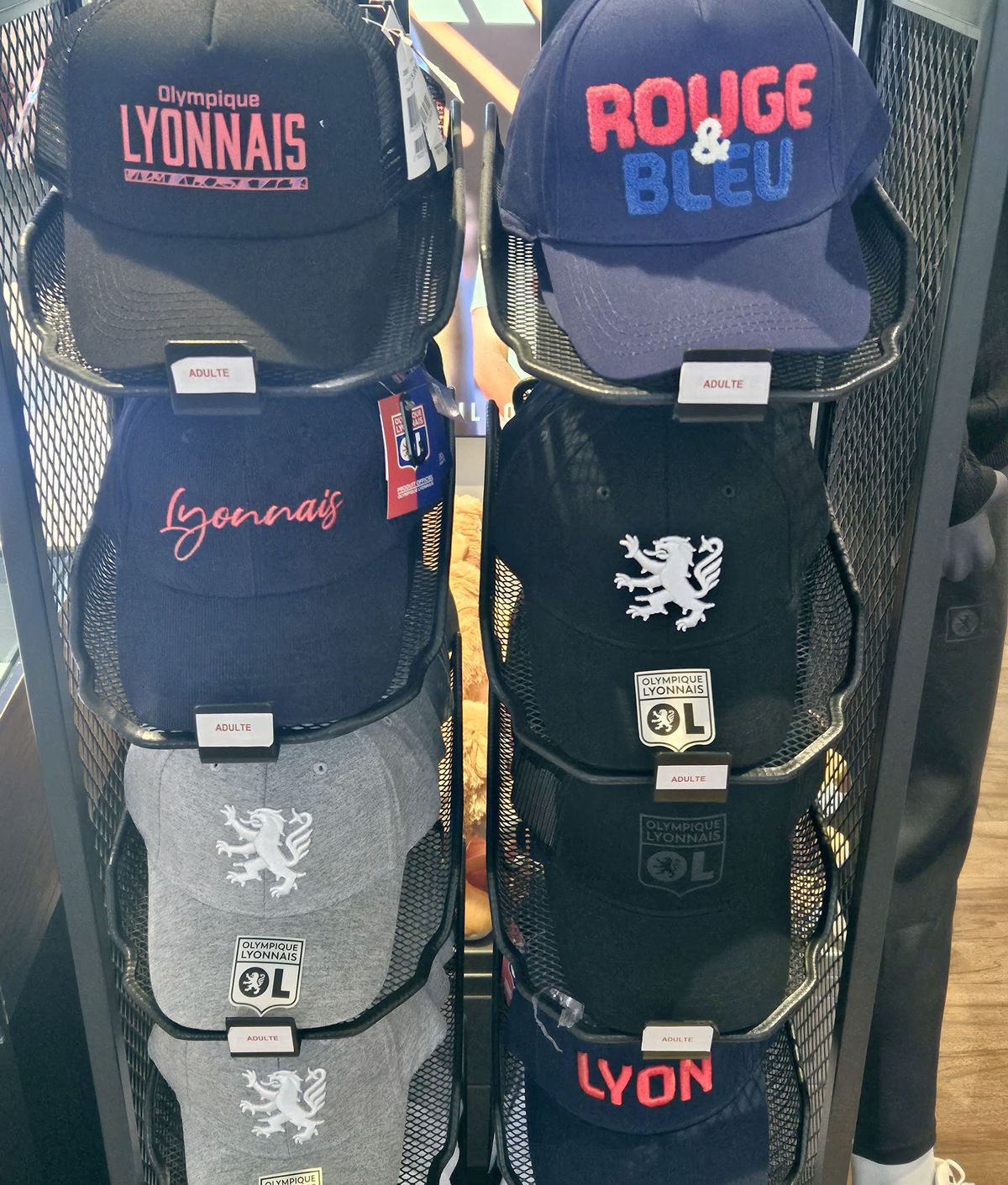 Poftiți în universul lui Olympique Lyon: incursiune din scoarță în scoarță în magazinul oficial al francezilor