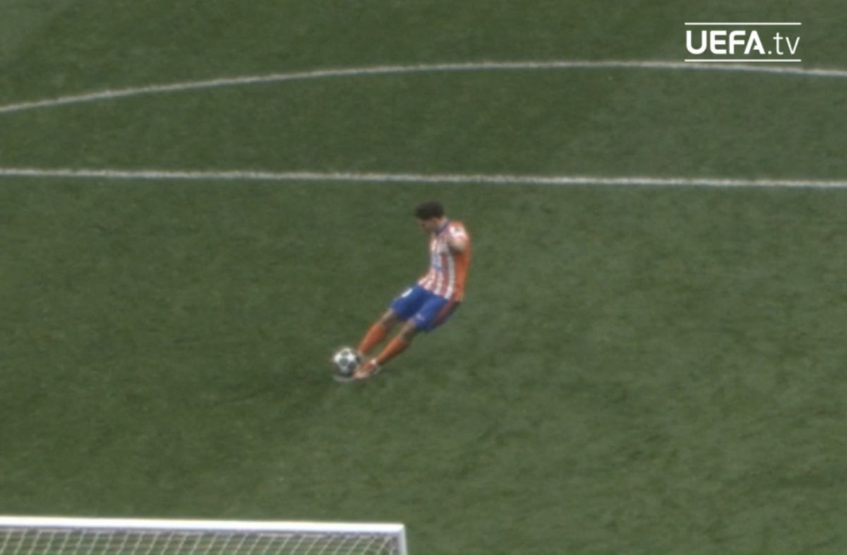 UEFA a publicat DOVADA VIDEO: Julian Alvarez a atins mingea cu ambele picioare!