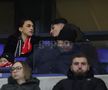Fiica lui Elias Charalambous, cu fular roșu