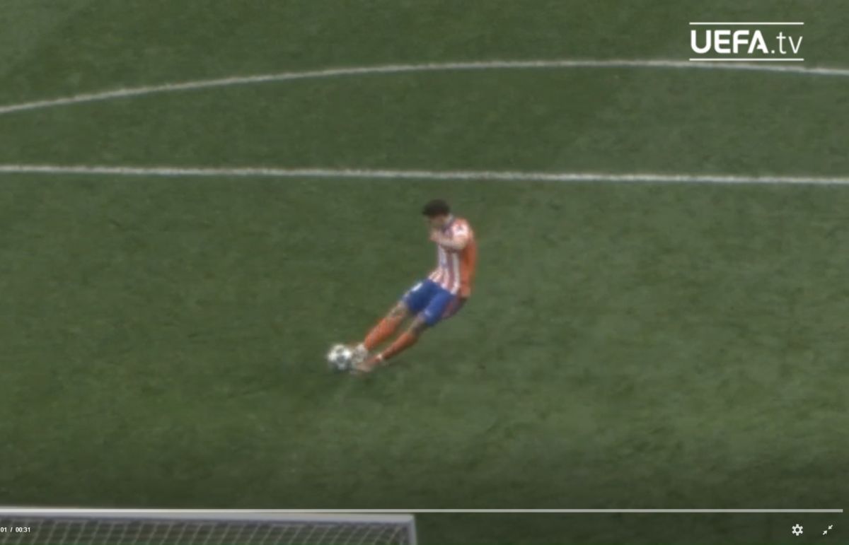 UEFA a publicat DOVADA VIDEO: Julian Alvarez a atins mingea cu ambele picioare!