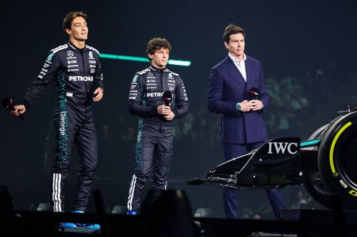 George Russell, Kimi Antonelli și Toto Wolff la lansarea monopostului 2025 Foto: Imago
