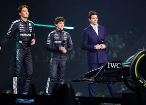 Șeful echipei Mercedes: „Nu voi flirta cu Verstappen, sunt mulțumit de piloții mei”