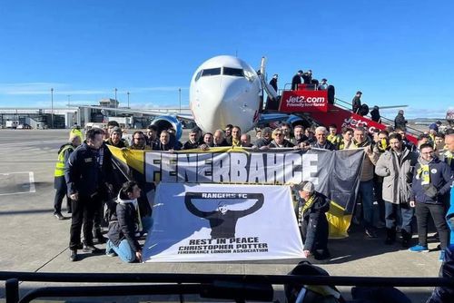 Fanii lui Fenerbahce au afișat un banner în memoria suporterului decedat a lui Rangers / Foto: X