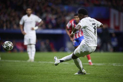 Vinicius jr ratează penalty-ul acordat Realului în minutul 70 / Foto: Imago