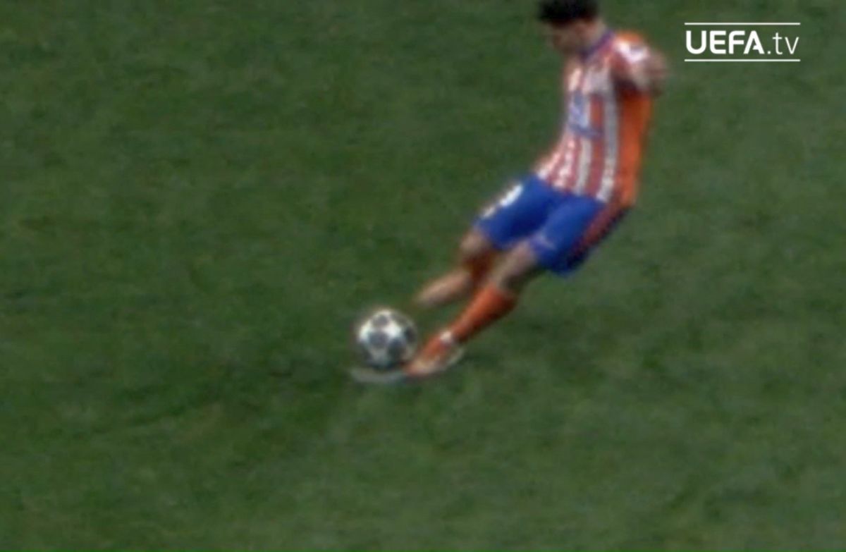 UEFA a publicat DOVADA VIDEO: Julian Alvarez a atins mingea cu ambele picioare!