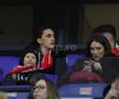 Fiica lui Elias Charalambous, cu fular roșu