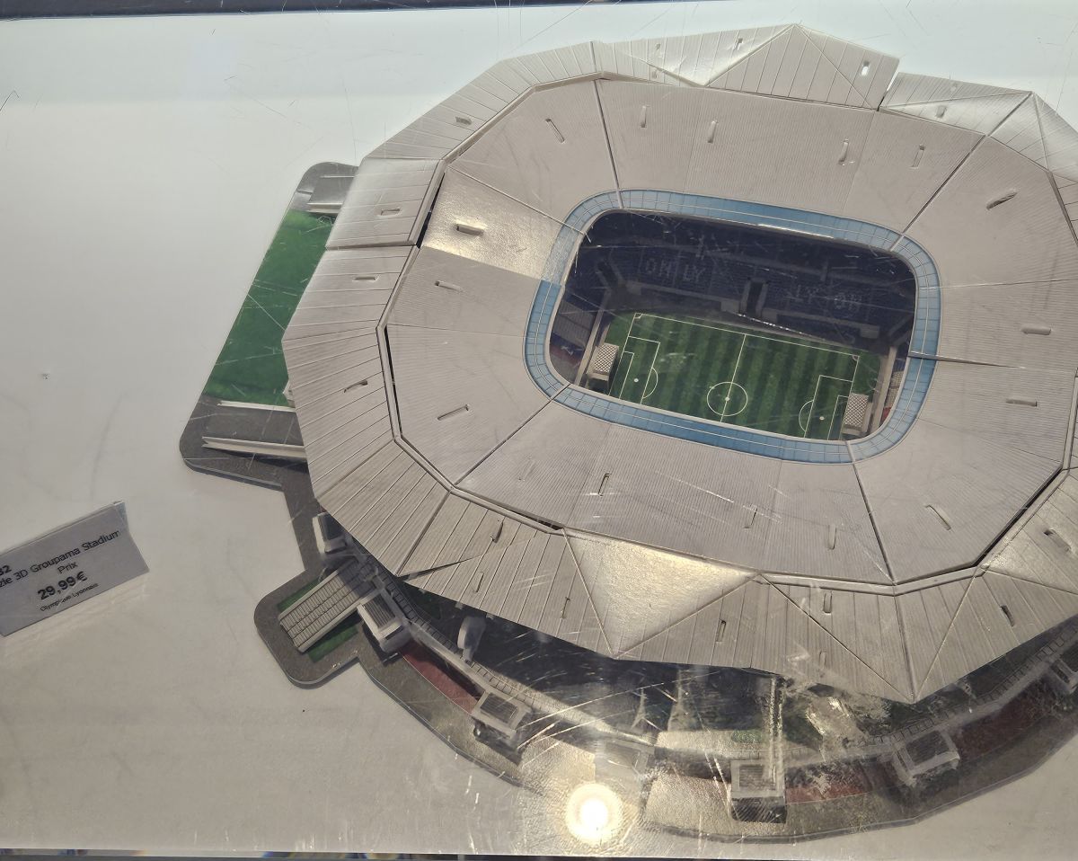 Poftiți în universul lui Olympique Lyon: incursiune din scoarță în scoarță în magazinul oficial al francezilor