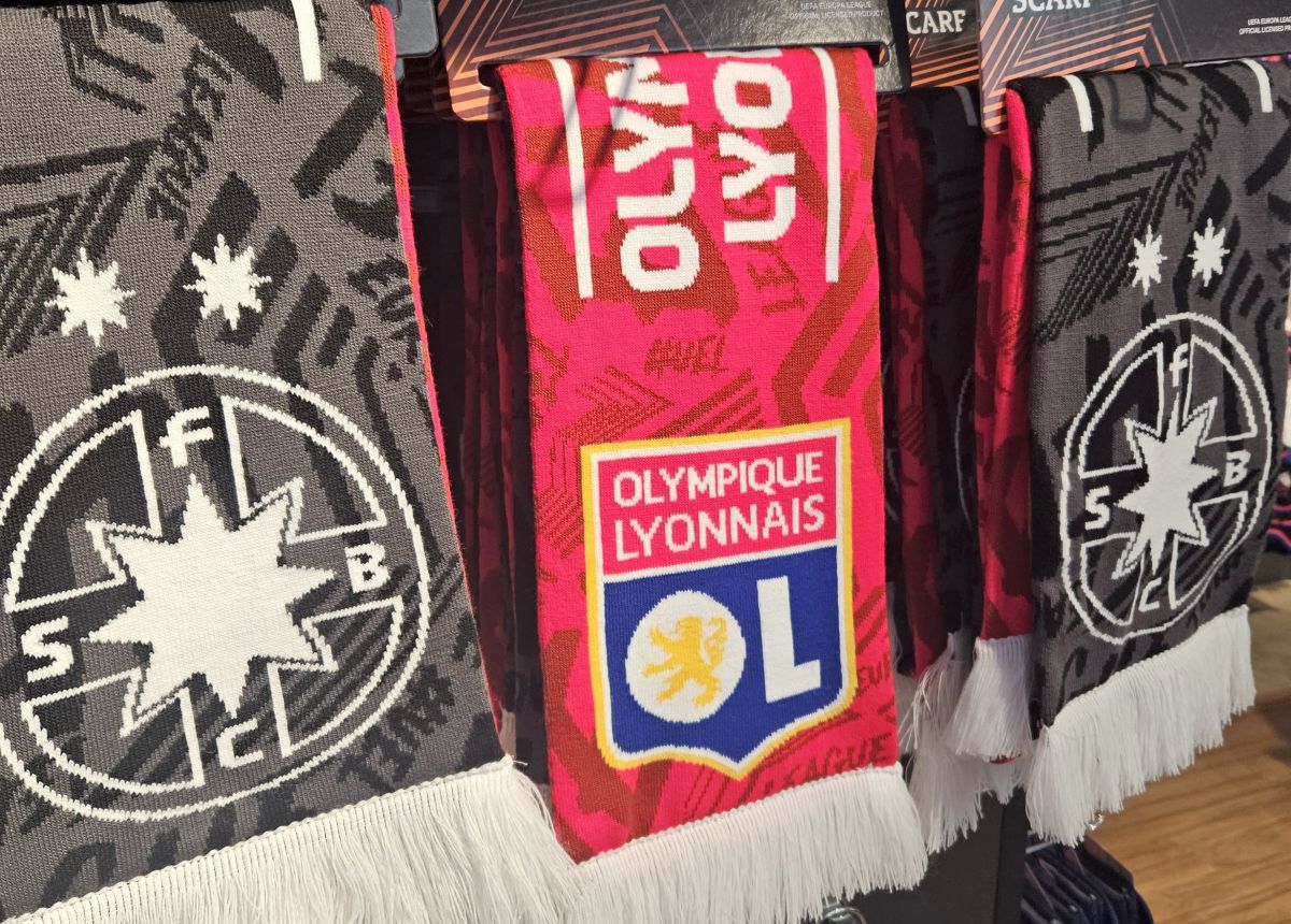 Poftiți în universul lui Olympique Lyon: incursiune din scoarță în scoarță în magazinul oficial al francezilor